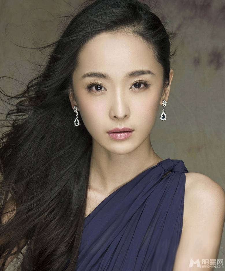 李曼飘逸长裙优雅写真图片