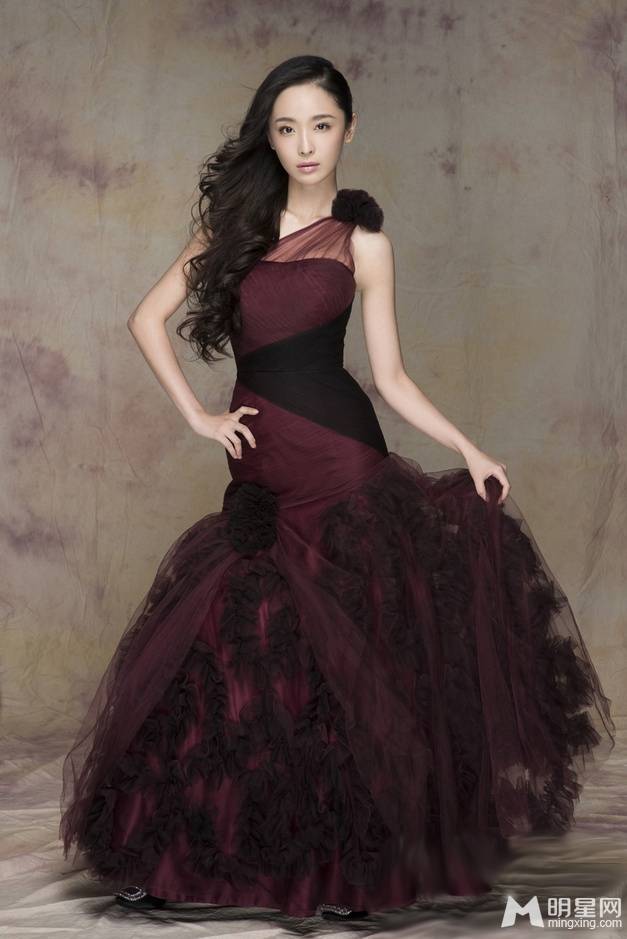 李曼飘逸长裙优雅写真图片