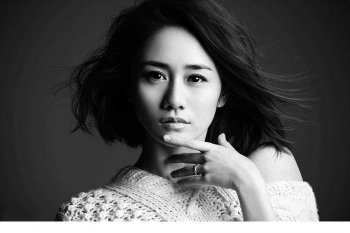 刘云半露香肩大胆诱惑写真图片