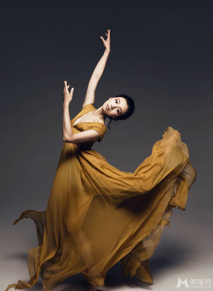 美女演员李倩露香肩锁骨图片