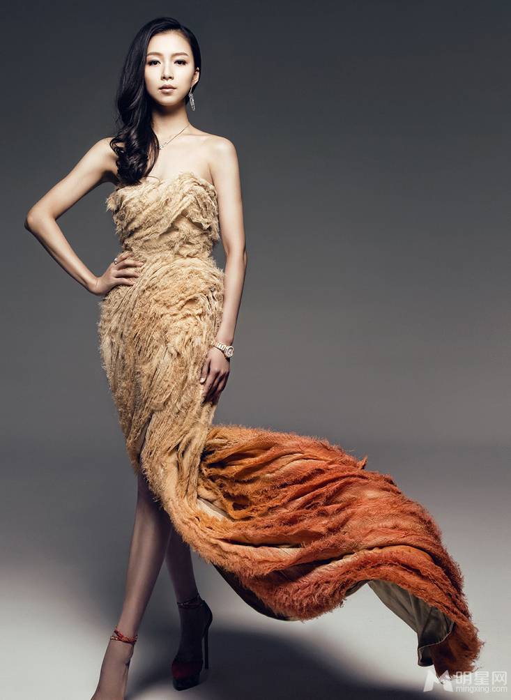 美女演员李倩露香肩锁骨图片