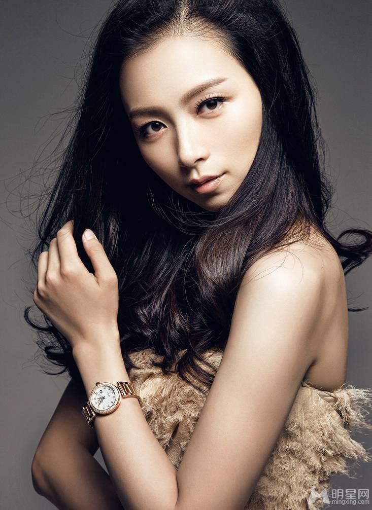 美女演员李倩露香肩锁骨图片