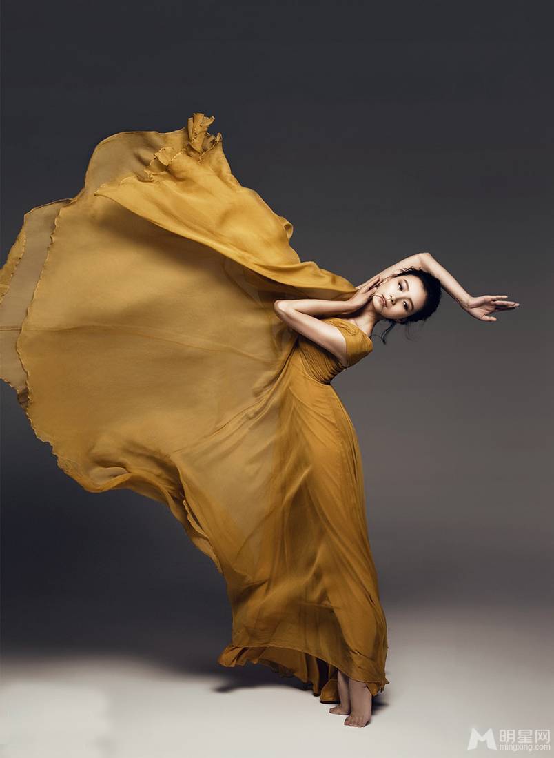 美女演员李倩露香肩锁骨图片