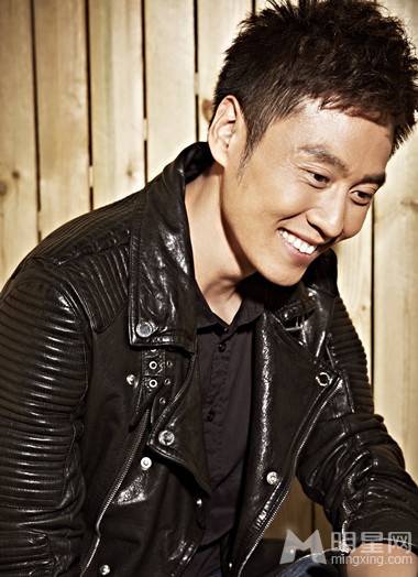 阳光型男明星李昊臻帅气图片大全