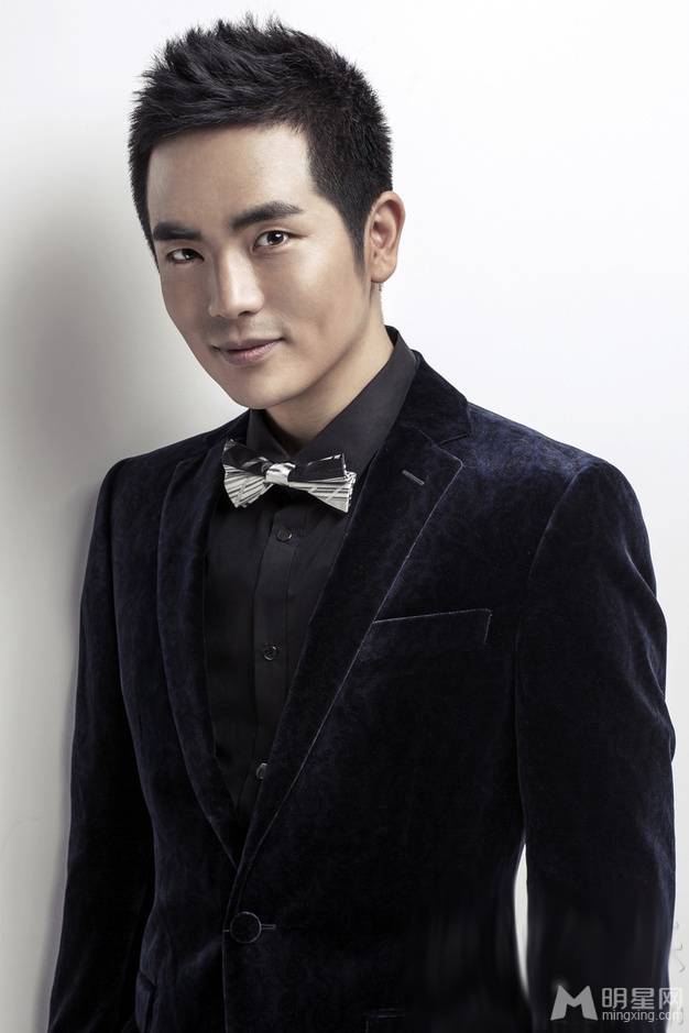 男神演员张晓龙帅气的照片