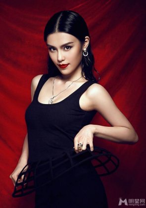 性感红唇美女演员韩丹彤迷人写真