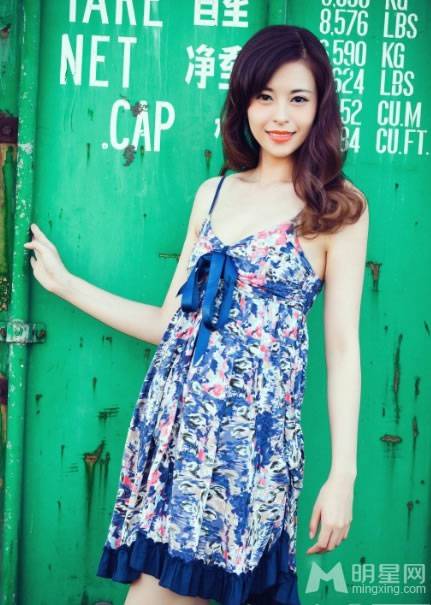 明星黄秋子夏日街拍图片欣赏