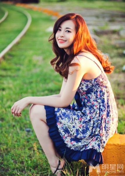 明星黄秋子夏日街拍图片欣赏