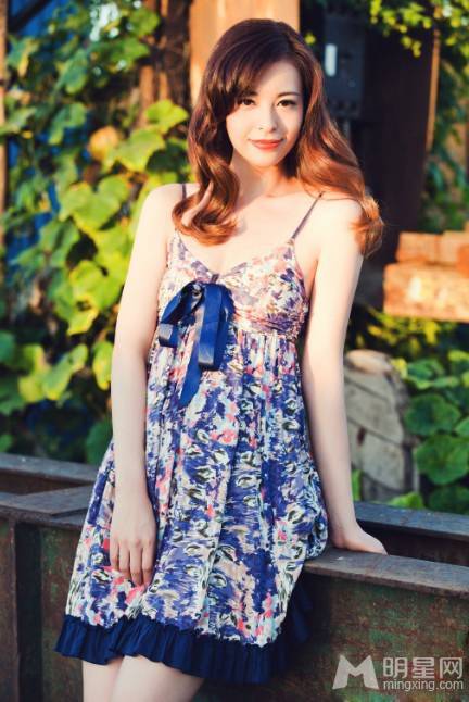 明星黄秋子夏日街拍图片欣赏