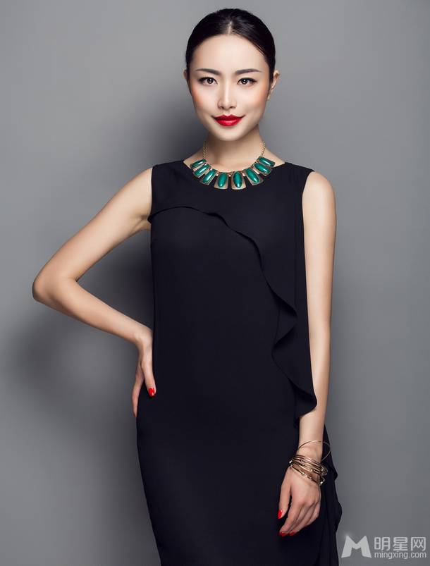 时尚性感美女李梦诗个人黑白写真