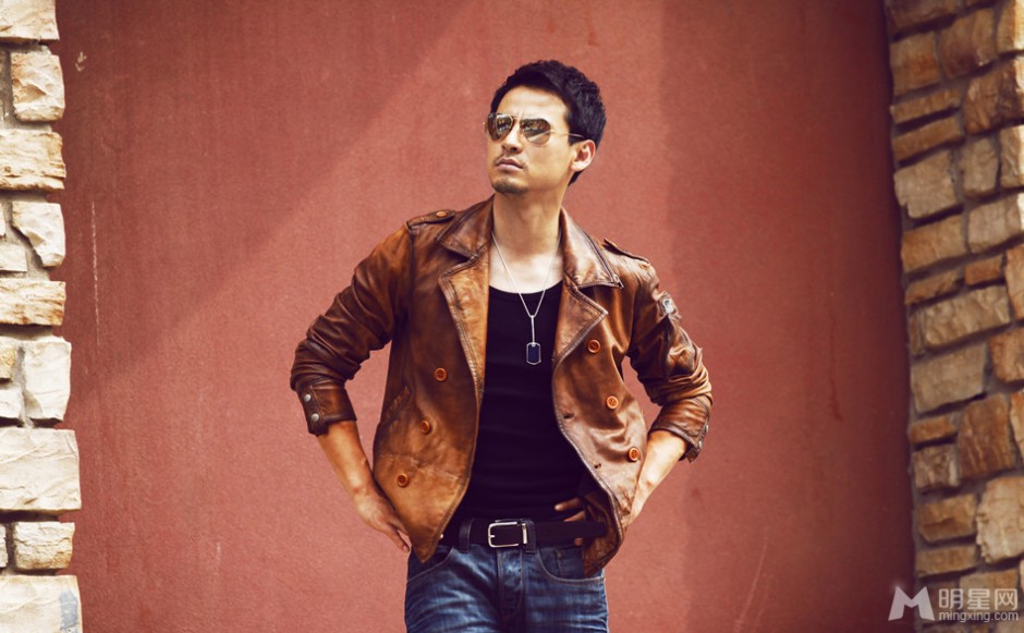 影视明星钱泳辰帅气街拍图片