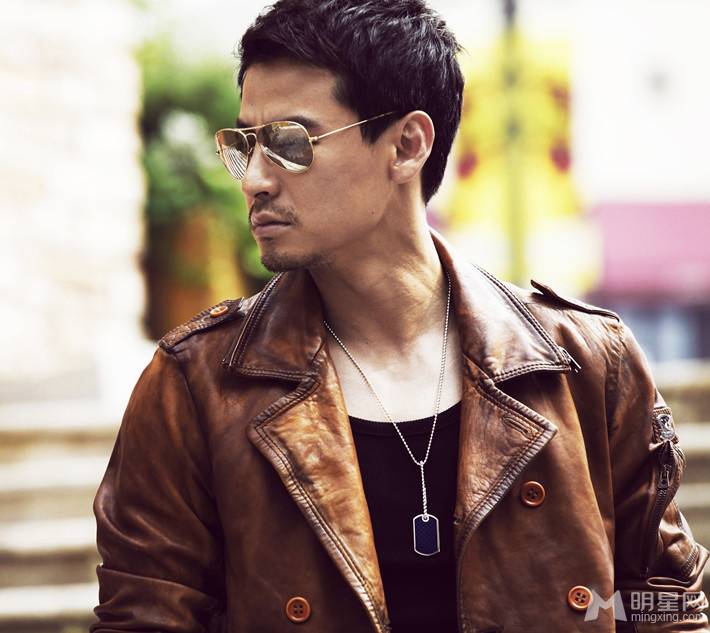 影视明星钱泳辰帅气街拍图片