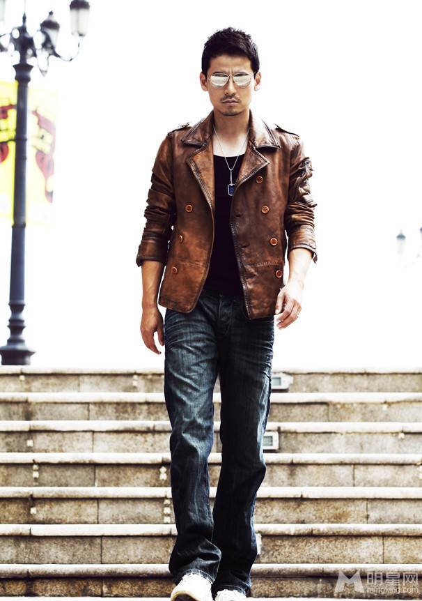 影视明星钱泳辰帅气街拍图片