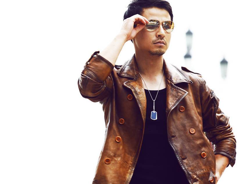 影视明星钱泳辰帅气街拍图片