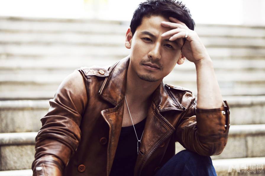 影视明星钱泳辰帅气街拍图片