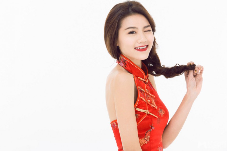 香港演员周秀娜红装拜年性感图片