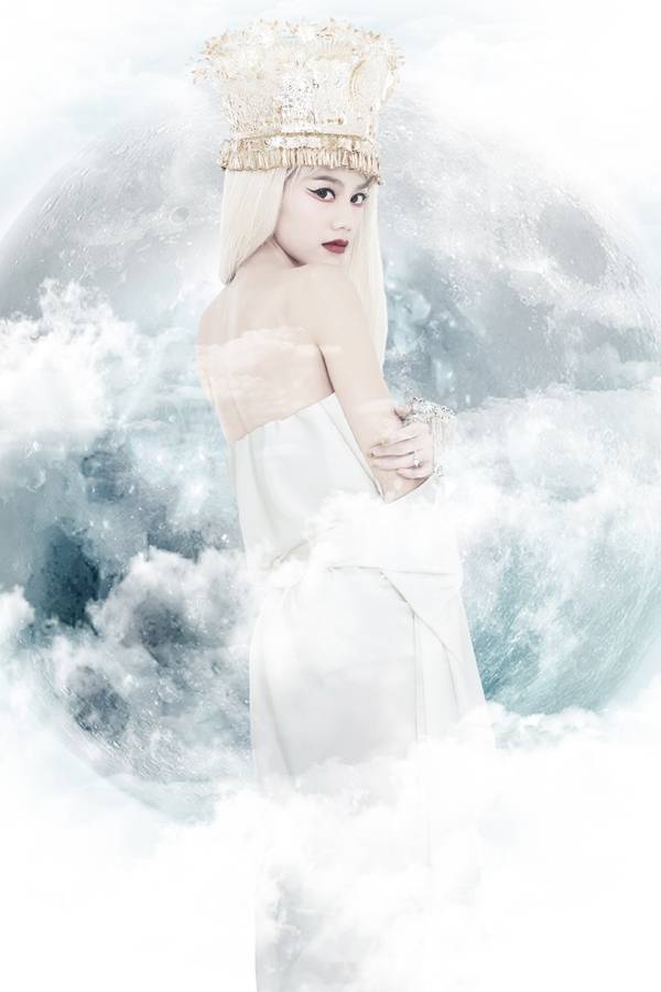 香港演员周秀娜红装拜年性感图片