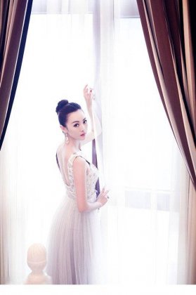 演员刘梓娇白色长裙子唯美图片