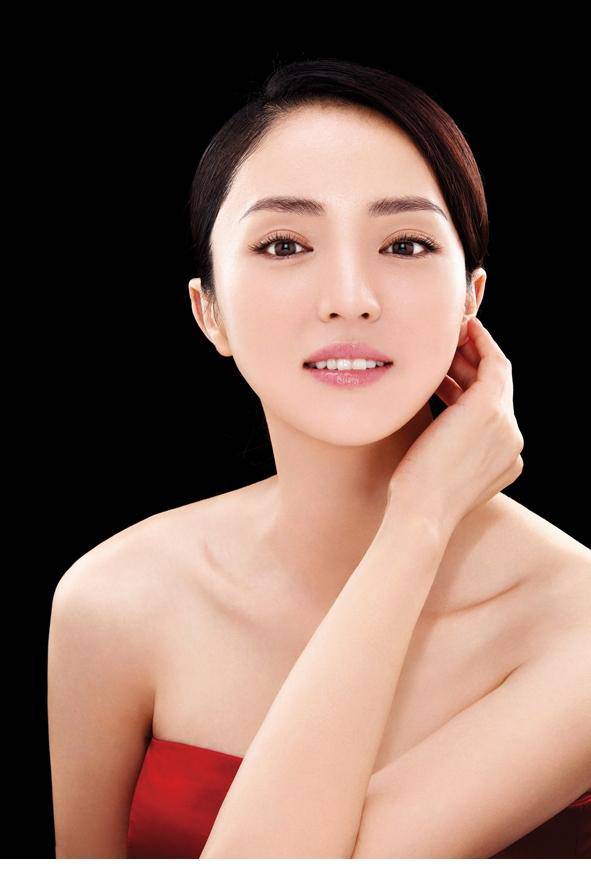 电影演员董璇微露香肩锁骨