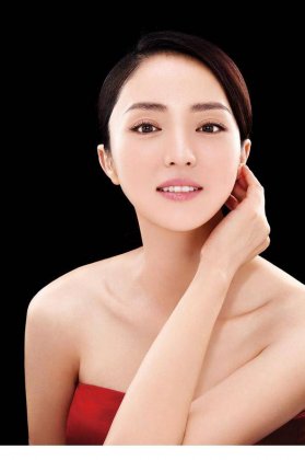 电影演员董璇微露香肩锁骨