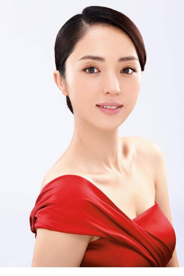 电影演员董璇微露香肩锁骨