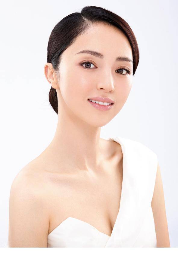 电影演员董璇微露香肩锁骨