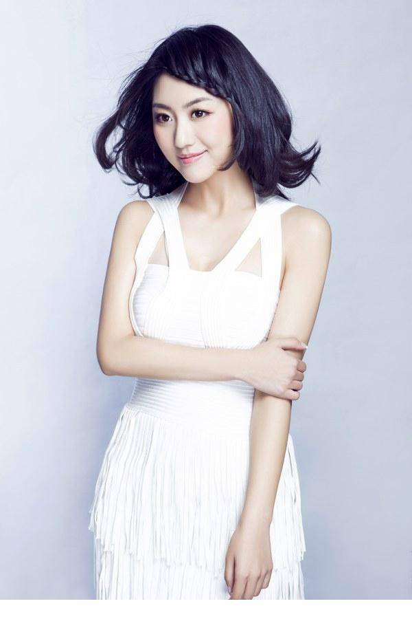 白裙美女张馨心清爽简约写真