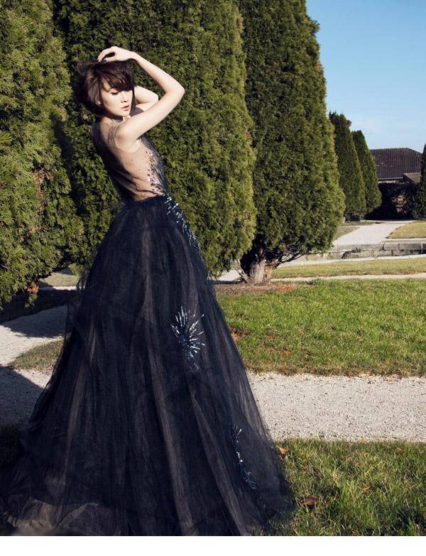 林鹏穿法式礼服性感裸背图