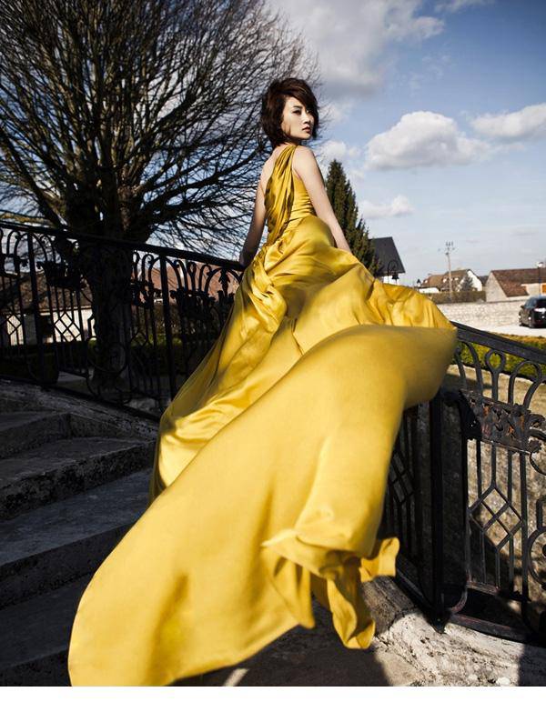 林鹏穿法式礼服性感裸背图