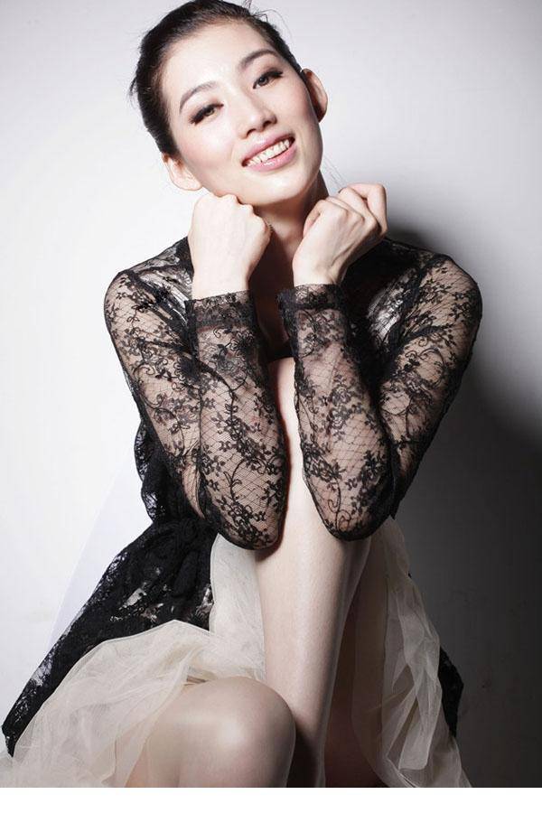 赵茉舒镂空蕾丝连衣裙气质写真