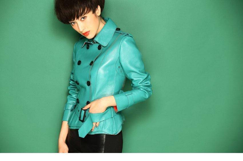 紧身皮衣女郎张俪短发美照