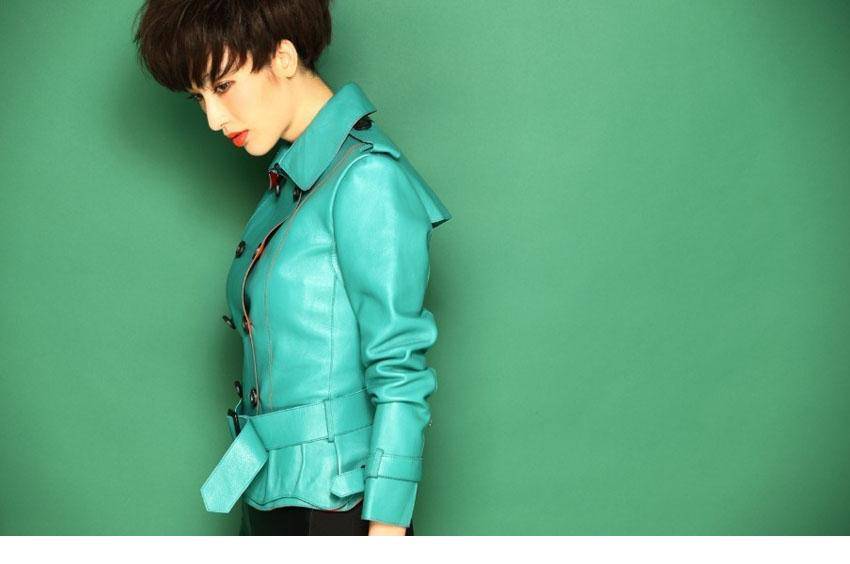 紧身皮衣女郎张俪短发美照