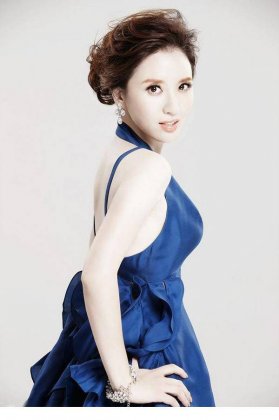 美女演员张萌大秀香肩美背