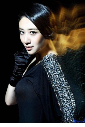 刘思彤霸气黑色长裙光影魅力写真