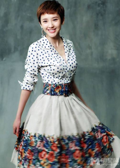 遂宁明星唐艺昕俏丽短发活力十足