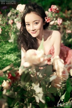 爱在春天演员袁姗姗置身花海性感写真