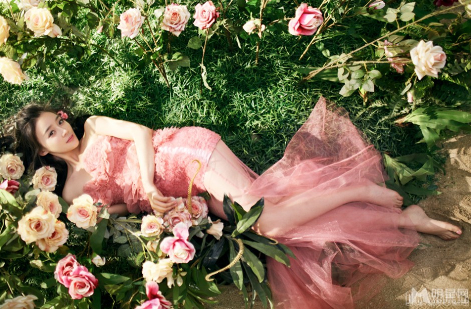 爱在春天演员袁姗姗置身花海性感写真