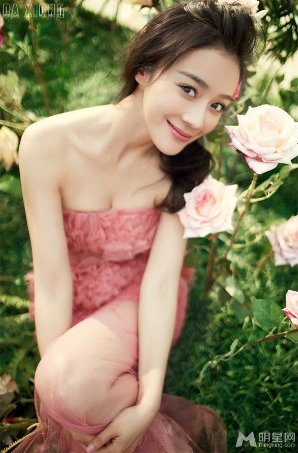 爱在春天演员袁姗姗置身花海性感写真