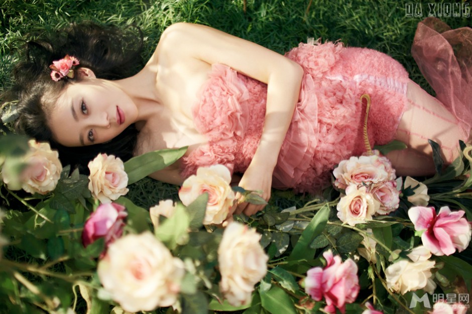 爱在春天演员袁姗姗置身花海性感写真