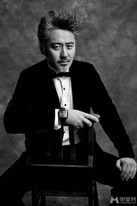 国民男神吴秀波搞怪耍酷个性黑白写真