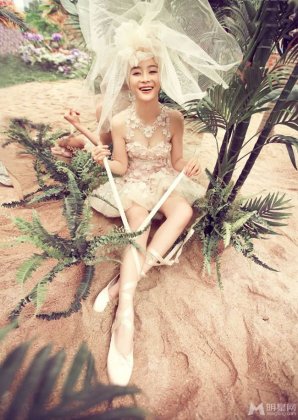 马甲线女神袁姗姗裸色超短裙性感写真