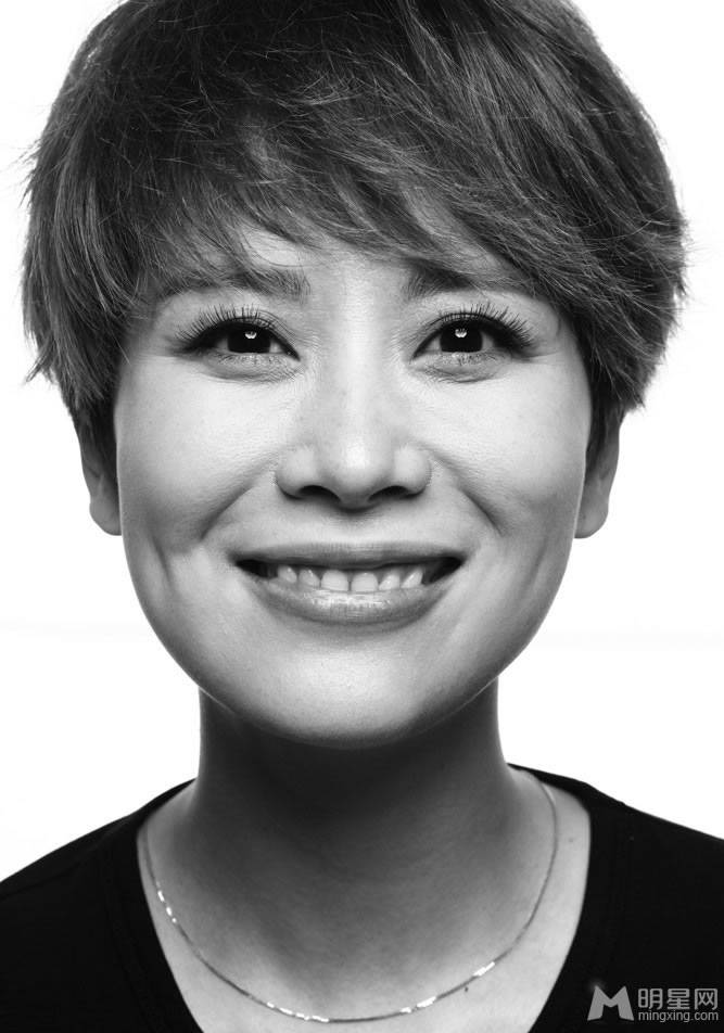 海清短发发型时尚黑白照图片