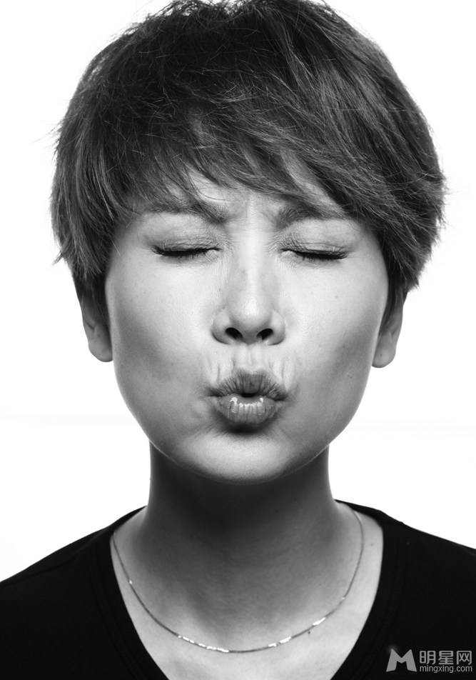 海清短发发型时尚黑白照图片
