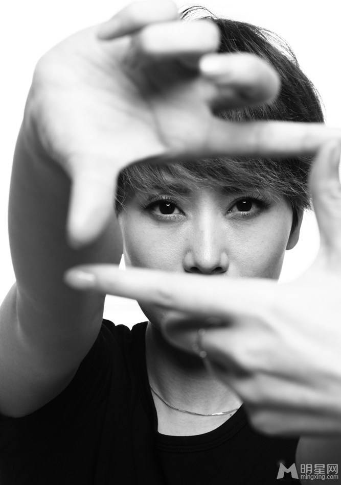海清短发发型时尚黑白照图片
