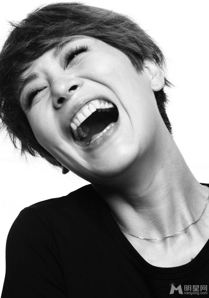海清短发发型时尚黑白照图片