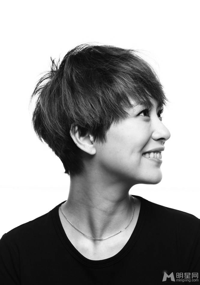 海清短发发型时尚黑白照图片