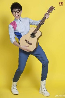 中国男明星刘心个性搞怪写真图片