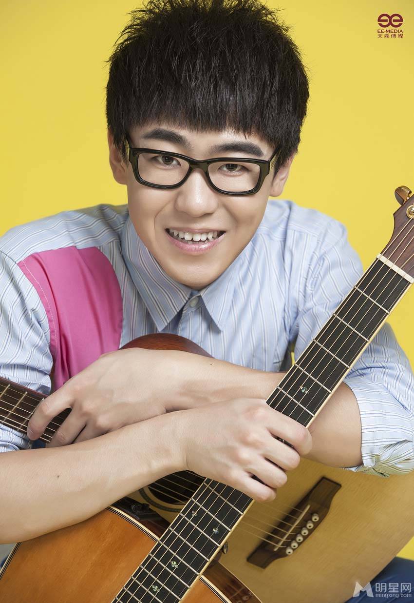 中国男明星刘心个性搞怪写真图片