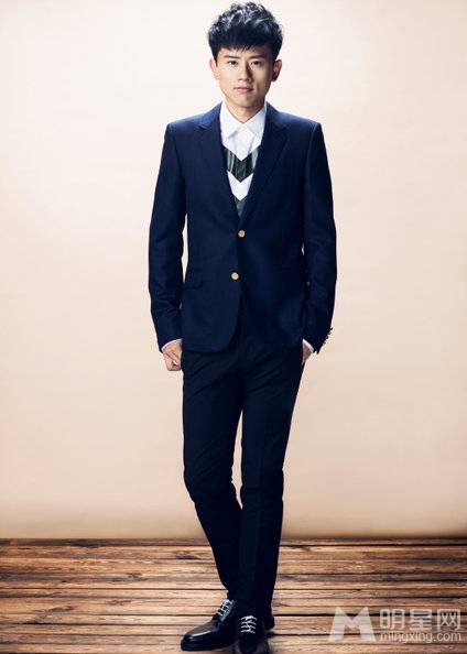 明星张杰帅气西装写真图片