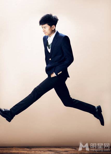明星张杰帅气西装写真图片